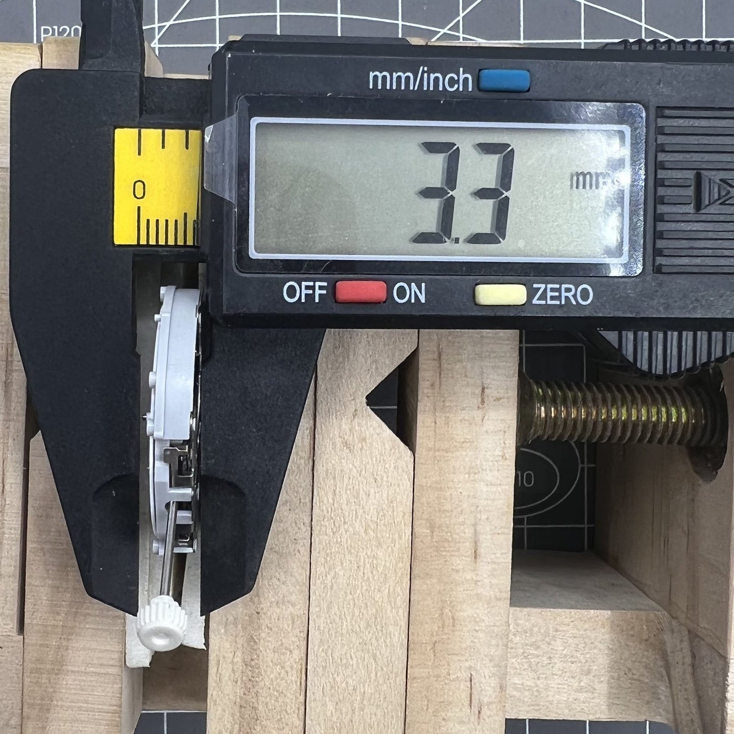 Sunon Quarzuhrwerk PE70 mit Datumsanzeige und kleiner Sekunde f�r pr�zise Zeitmessung