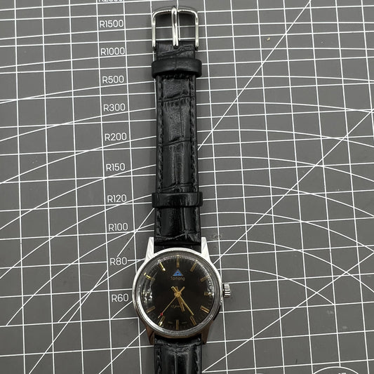 Taihang 32mm manual mechanical watch with black dial, golden nail markers, 17 jewels. Classic elegance for everyday wear.