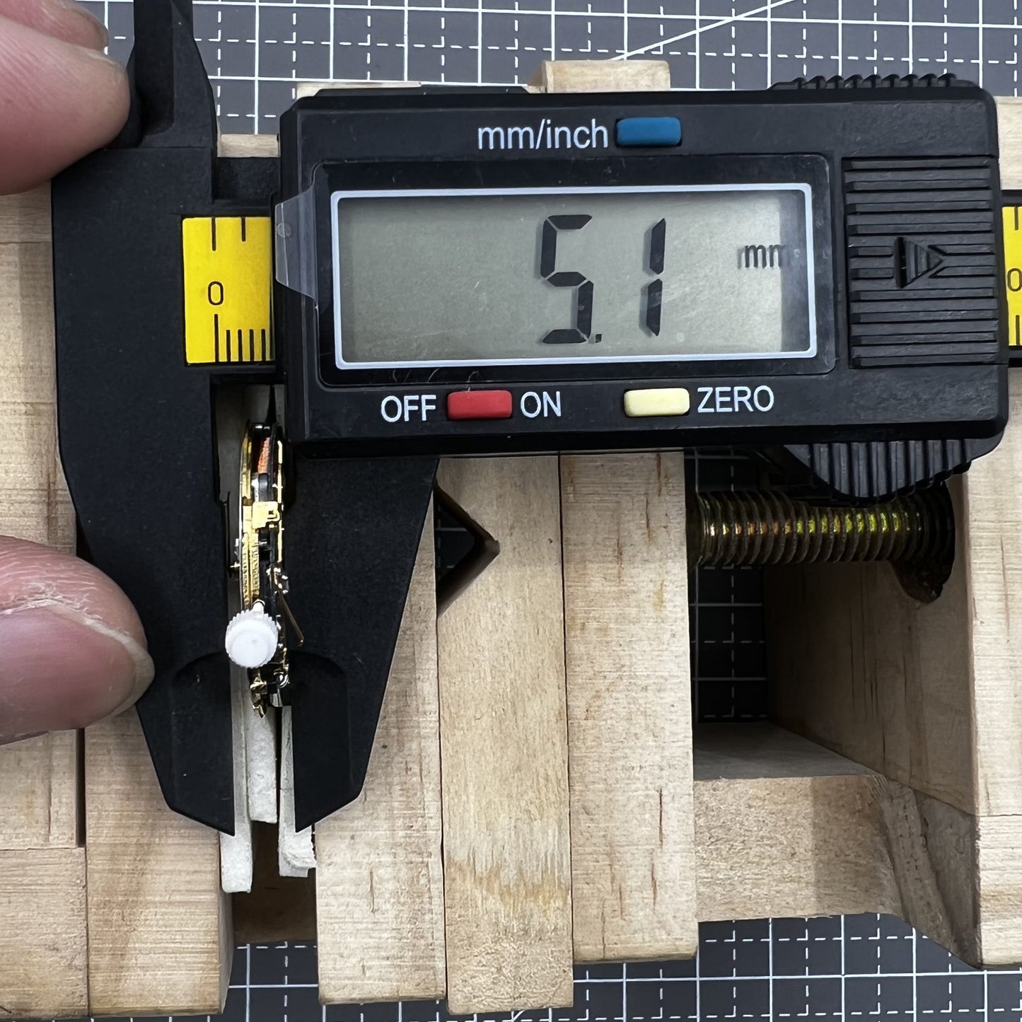 Swiss ISA 8176-2050 Quartz Movement Small Second@2 Date at 6