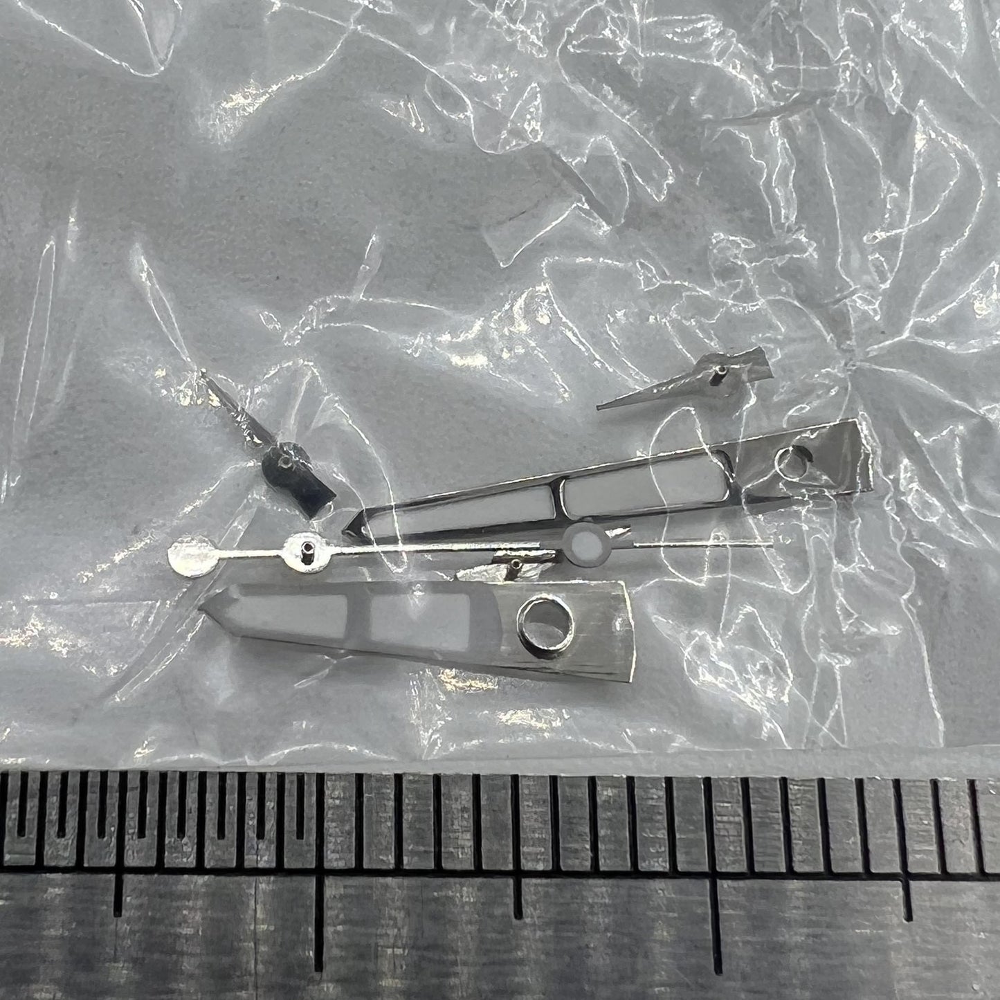 12,5 mm Uhrzeiger, grün leuchtend, silberner Rand für ISA 9232 Quarzwerk