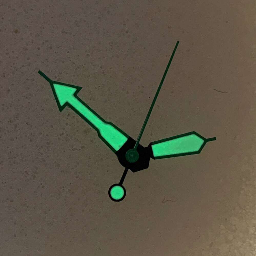 Arrow-shaped watch hands with blue trim and green luminous finish for NH35/NH36, ideal for watch repair.