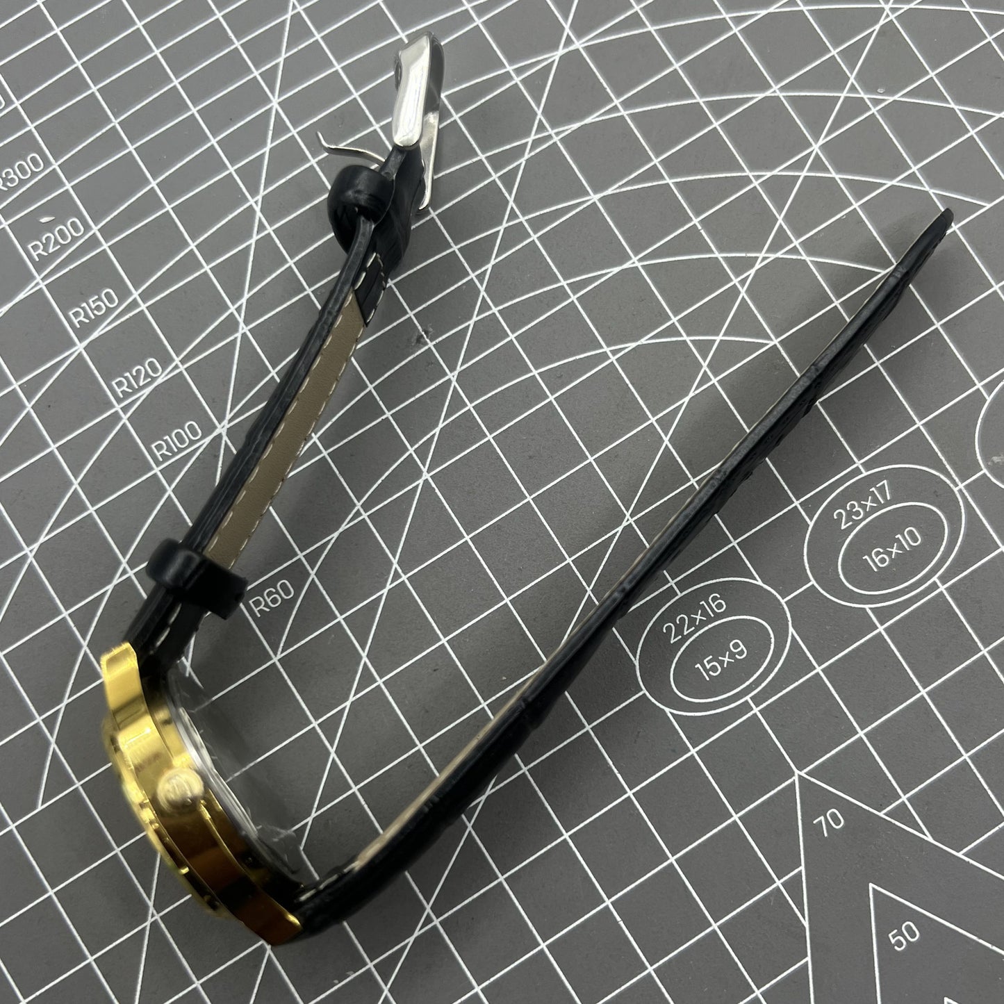 Black Dandong manual mechanical watch with 17 jewels, golden dial, and single calendar for refined style.