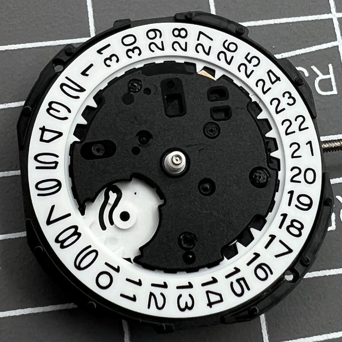 1 Stück Quarzwerk Sunon PE46 2 Zeiger mit Datum Uhrenwerk Datum bei 3