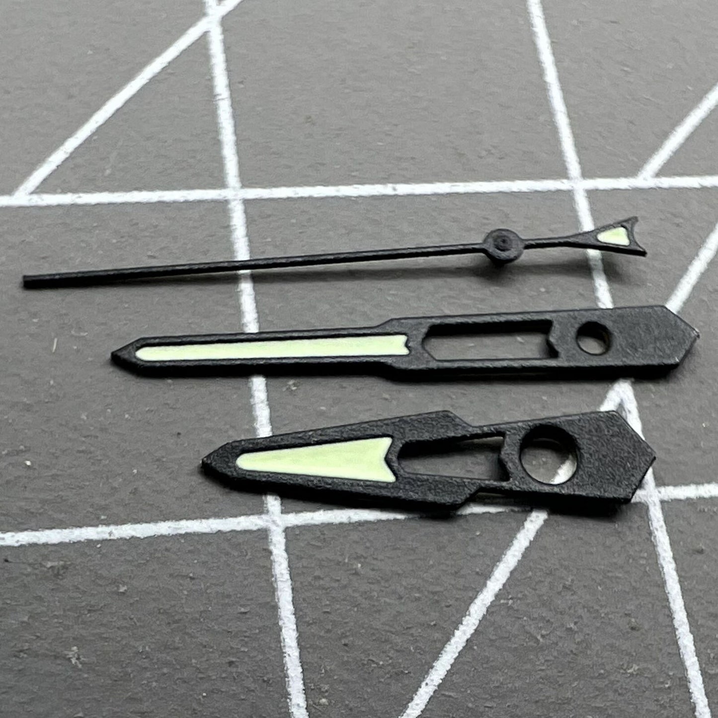 13 mm mattierte schwarze Zierleiste, hohle grüne Leuchtzeiger für NH35 NH36 Uhrwerk