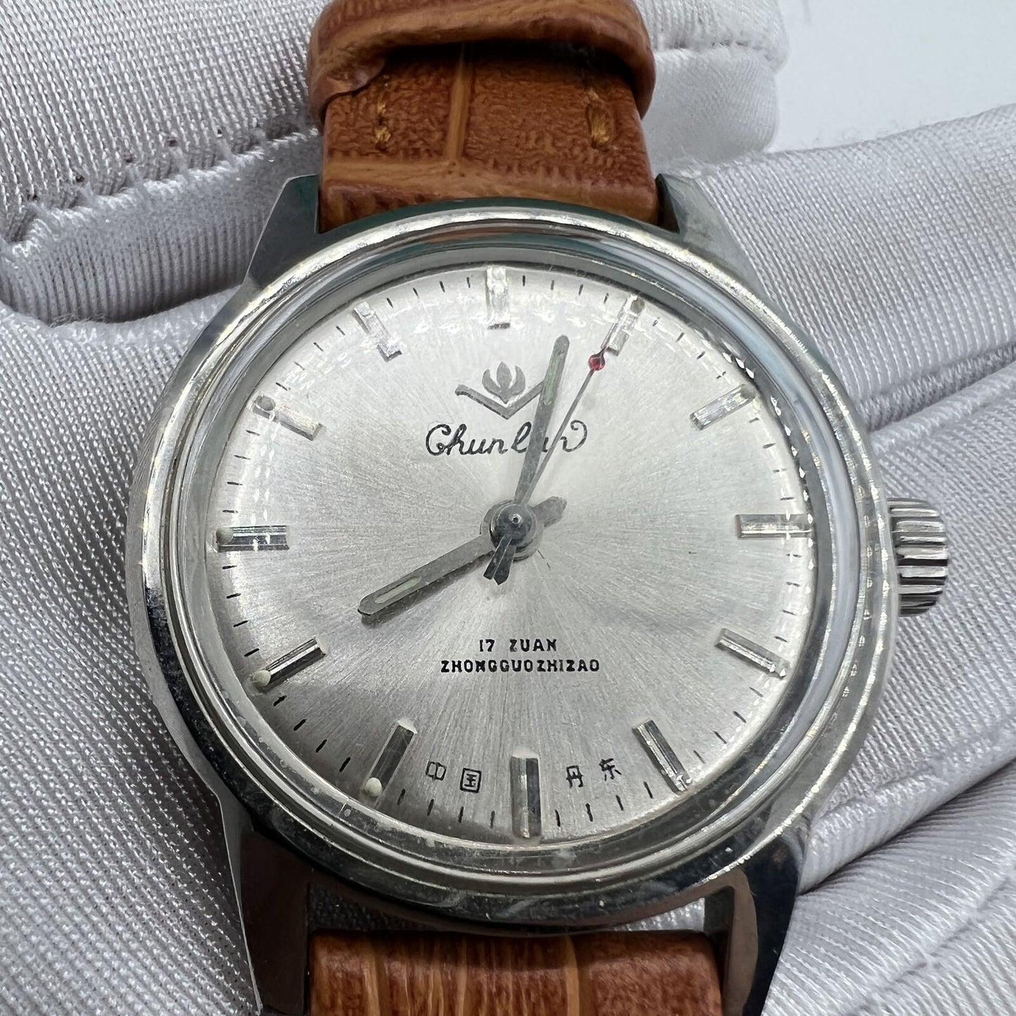 Classic 32mm Chunlan manual mechanical watch with silver dial and light brown leather strap, 17 jewels.