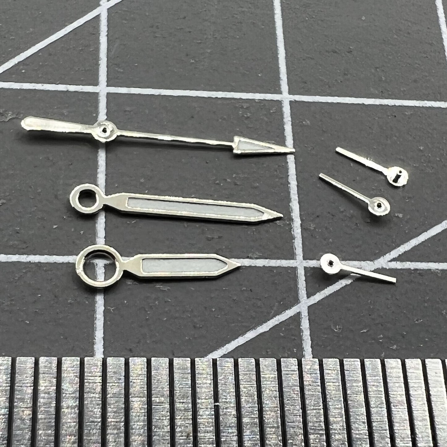Aiguilles de montre à lumens verts avec garniture argentée pour mouvement à quartz argenté ISA 8162 et ISA 8172