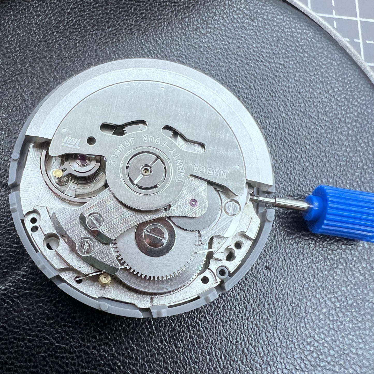 Seiko NH36 Automatik Uhrwerk mit schwarzem Zifferblatt und goldener Schrift, mechanisches Uhrzubeh�r.