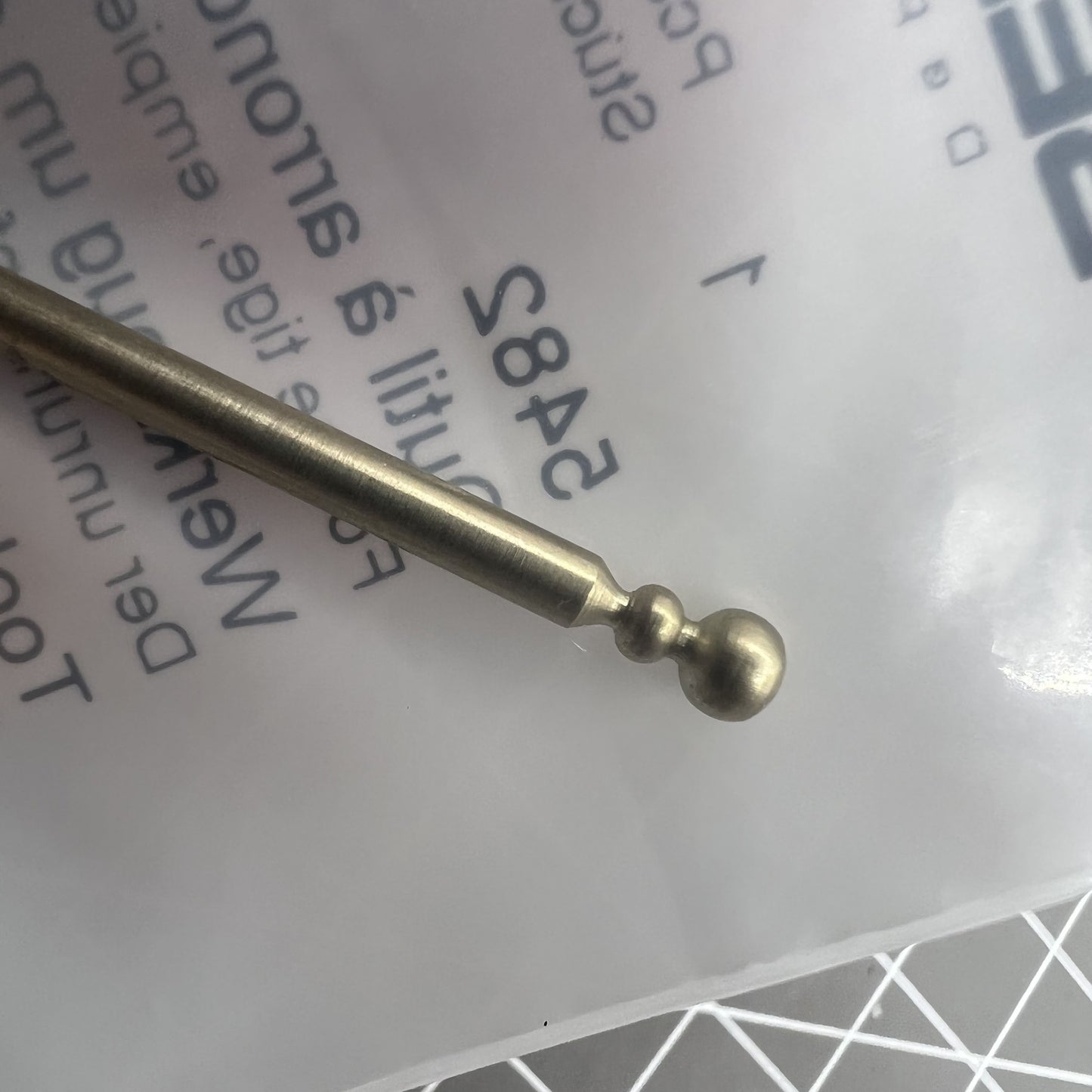 Outil pivotant Bergeon 5482 de fabrication suisse pour arrondir les embouts de balancier de montre