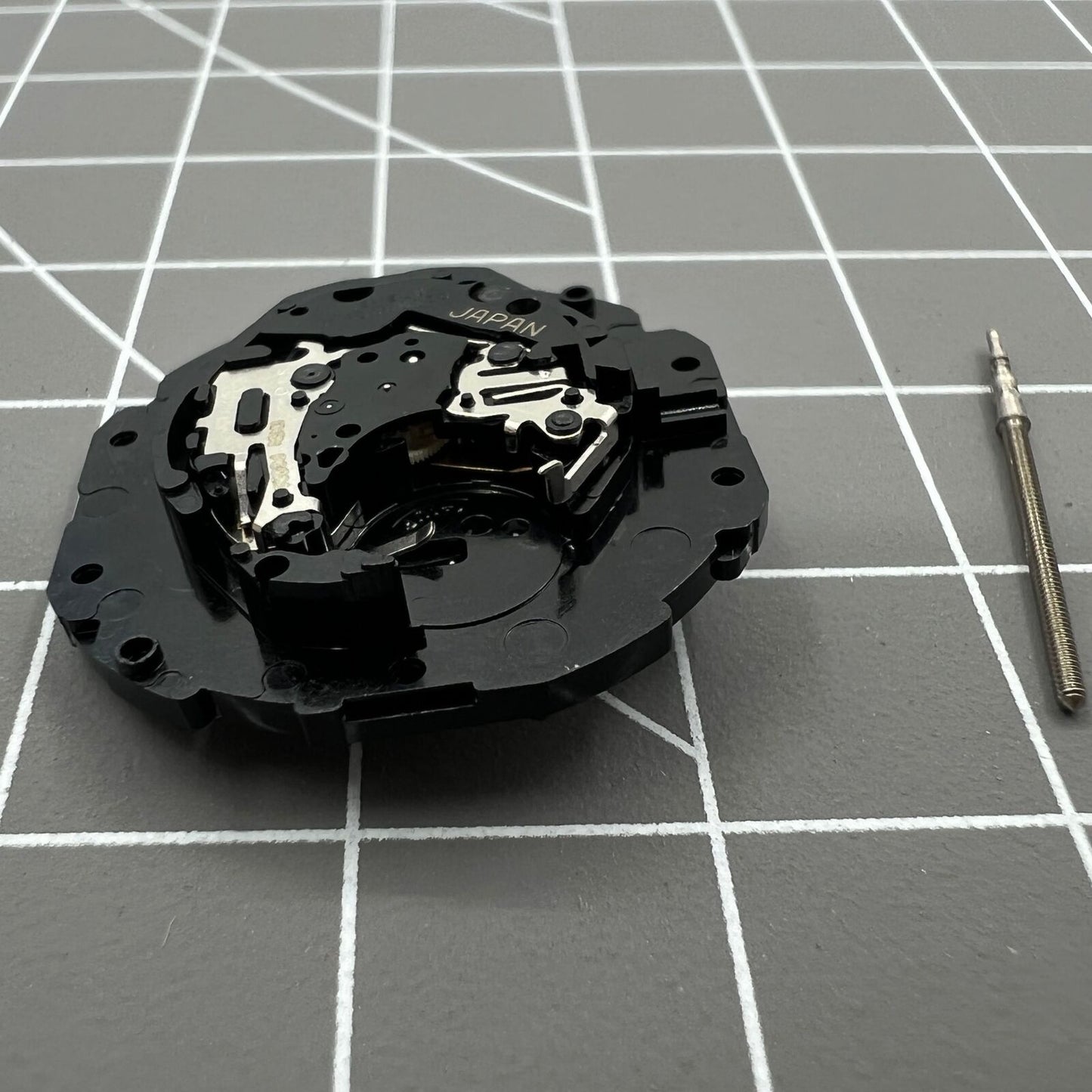 Hattori Epson PC32 quartz watch movement with 3 hands and date display, Japan-made precision component.