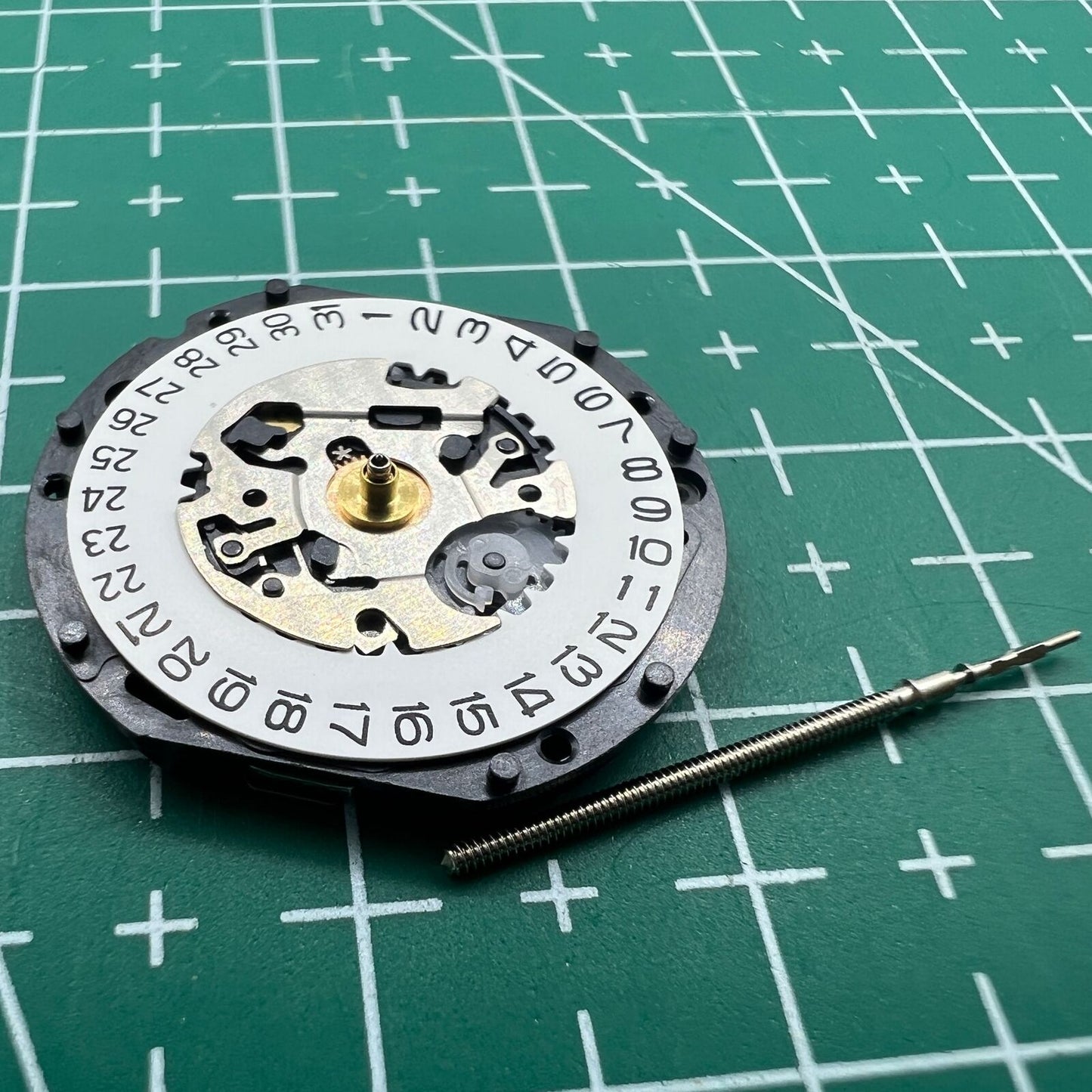Hattori Epson VX12E quartz watch movement with date at 3 o'clock, precise timekeeping for accessories