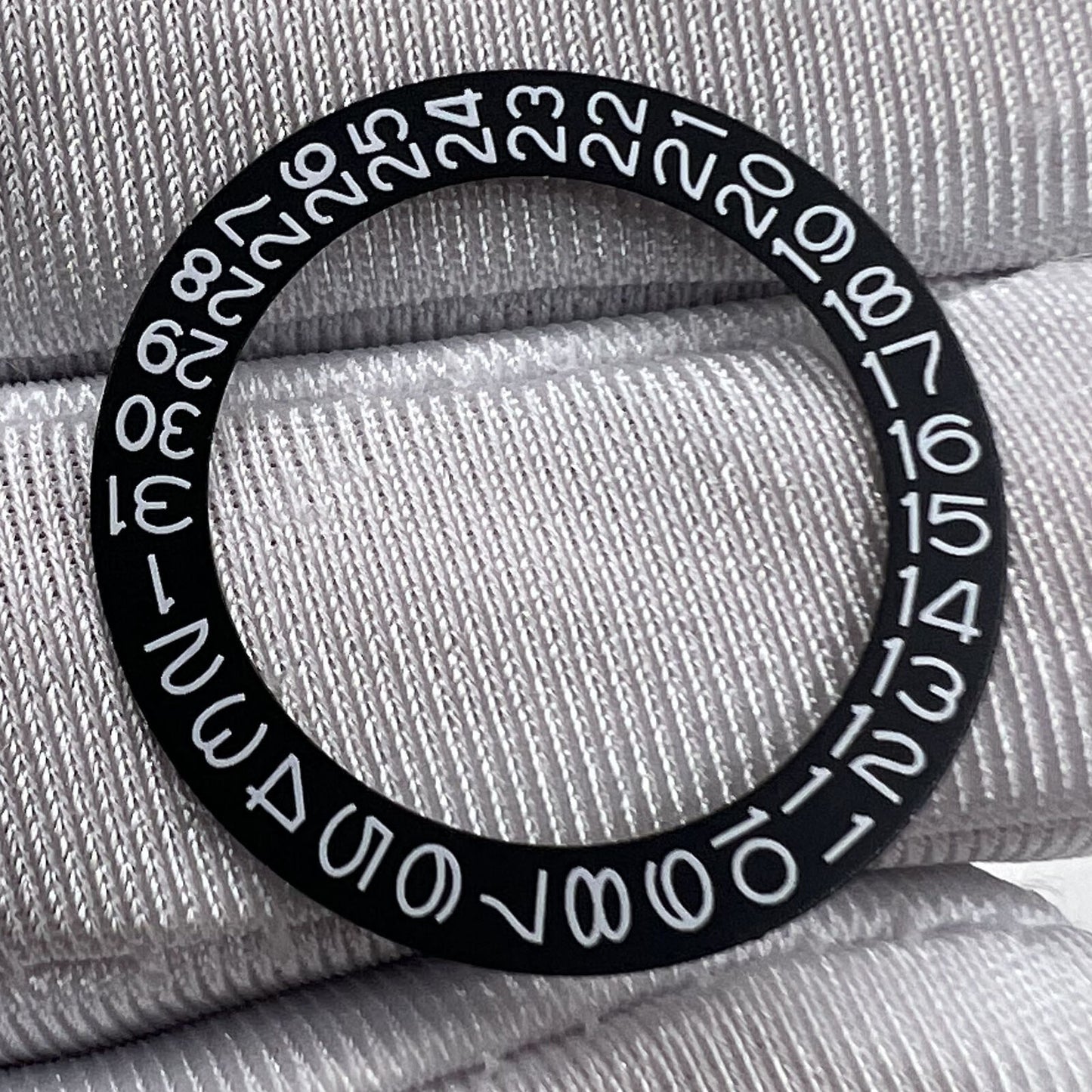Black date disk wheel for NH35/NH36 movement, precise date display at 3 or 6 o?clock position.