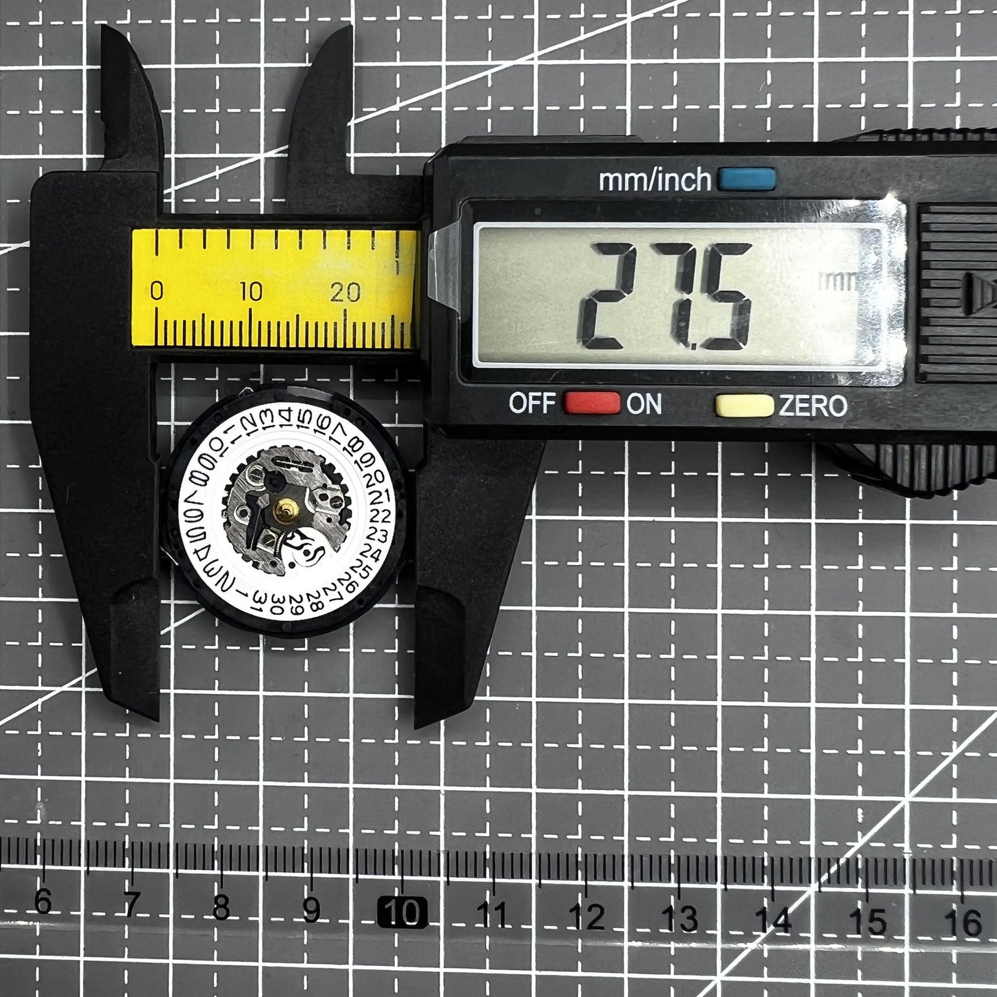 Original Japan Seiko 5M62A Quartz Movement Date at 3