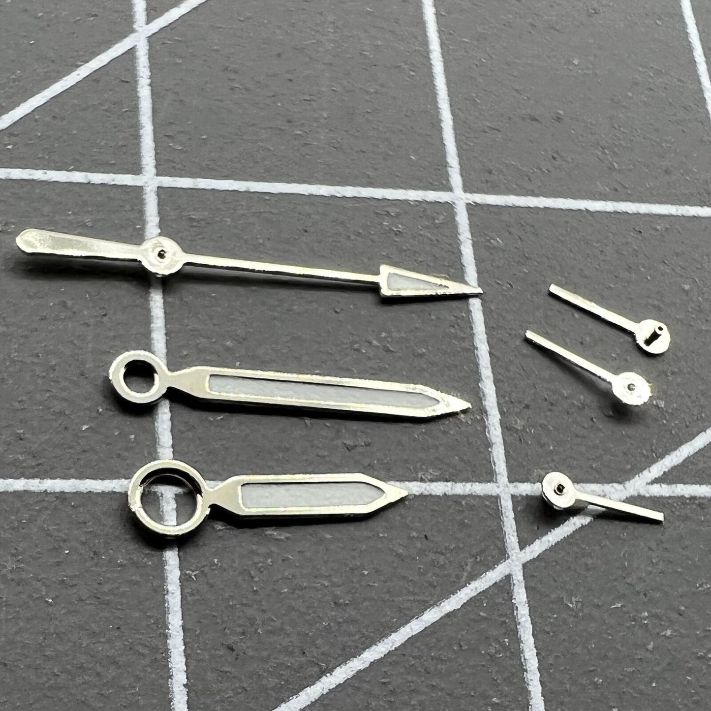 Aiguilles de montre à lumens verts avec garniture argentée pour mouvement à quartz argenté ISA 8162 et ISA 8172