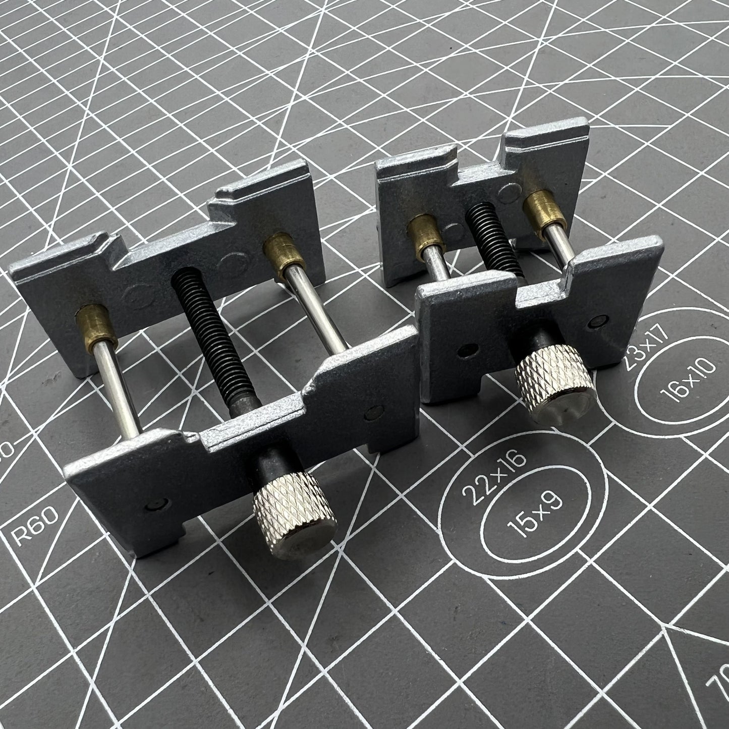 2 PIECES/set Movement Holder Watch Case Metal Watchmaker Clamp Repair Tool