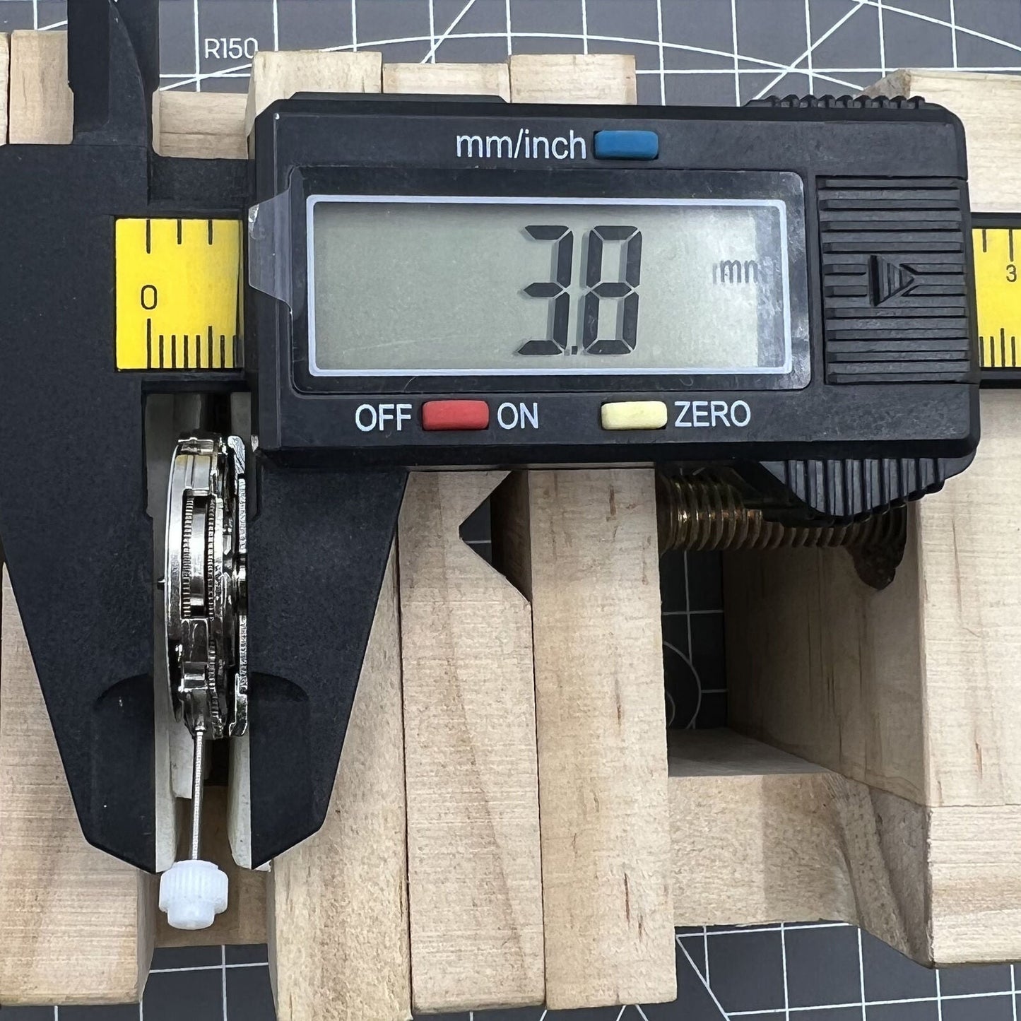 2813 automatic mechanical watch movement with day-date display, compatible replacement for models 8200 and 8205.