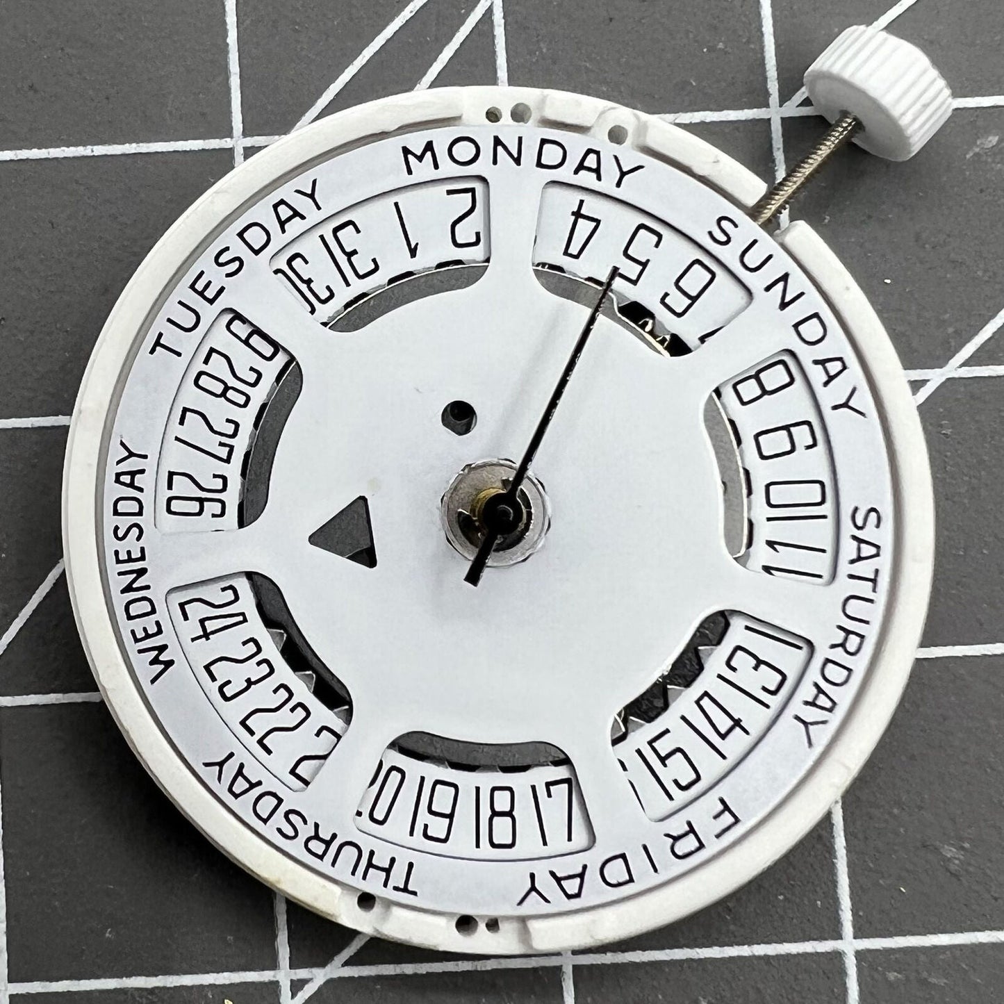 ISA Quarz Uhrwerk Modell 1198 mit Tag Datum Weißes Zifferblatt Datum bei 6 Uhr