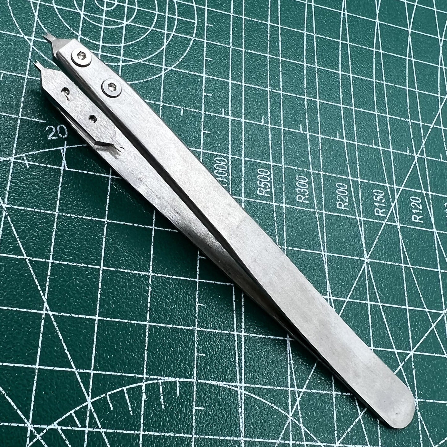 Bergeon 7825 spring bar tweezer for precise watch lug removal and repair tasks.