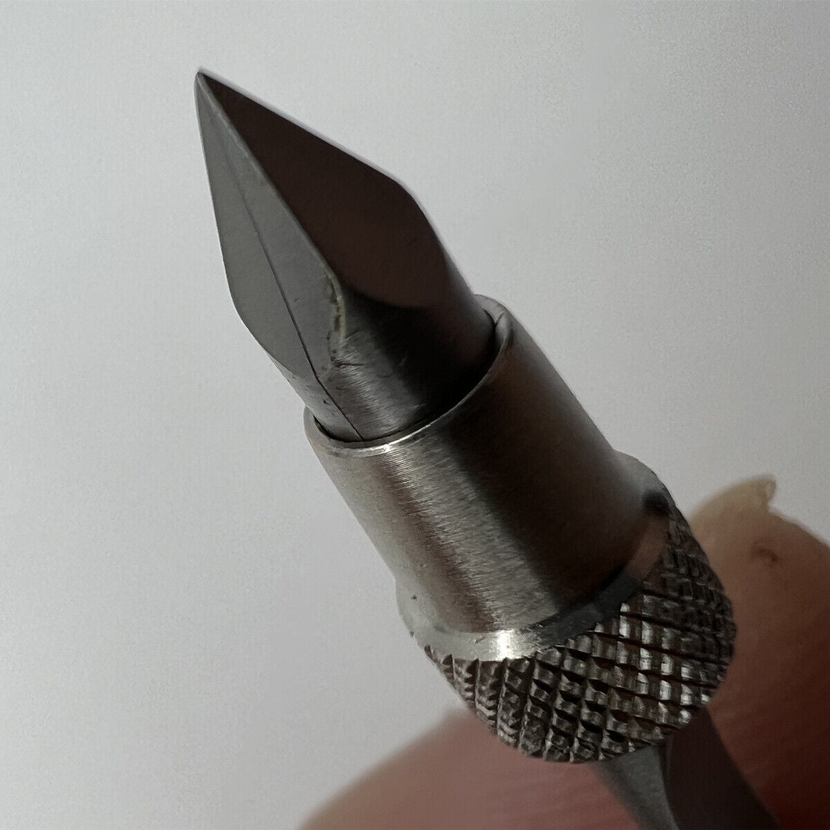 Bergeon 4072 pin vise, 105mm, holding hairsprings for Swiss watch precision repairs and adjustments.