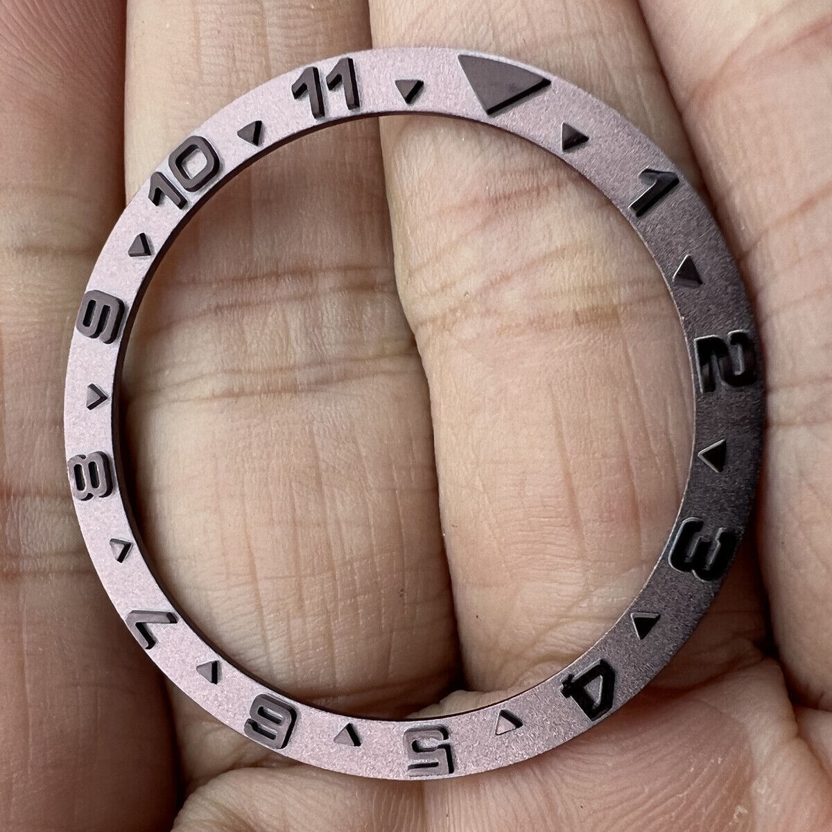 38 mm brauner Metall-Uhrenlünetteneinsatz mit schwarzen konvexen erhabenen Ziffern für die Yacht-Serie