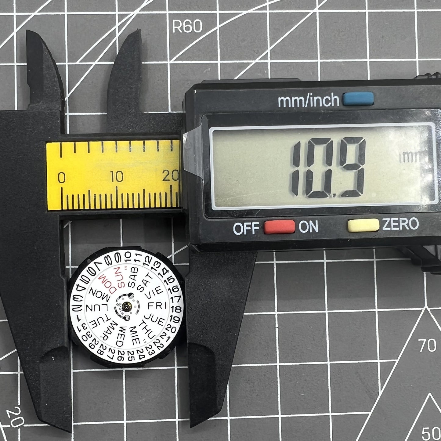 Epson PC33 watch movement with double calendar at 3 o'clock, precision Japan-made part for repairs.
