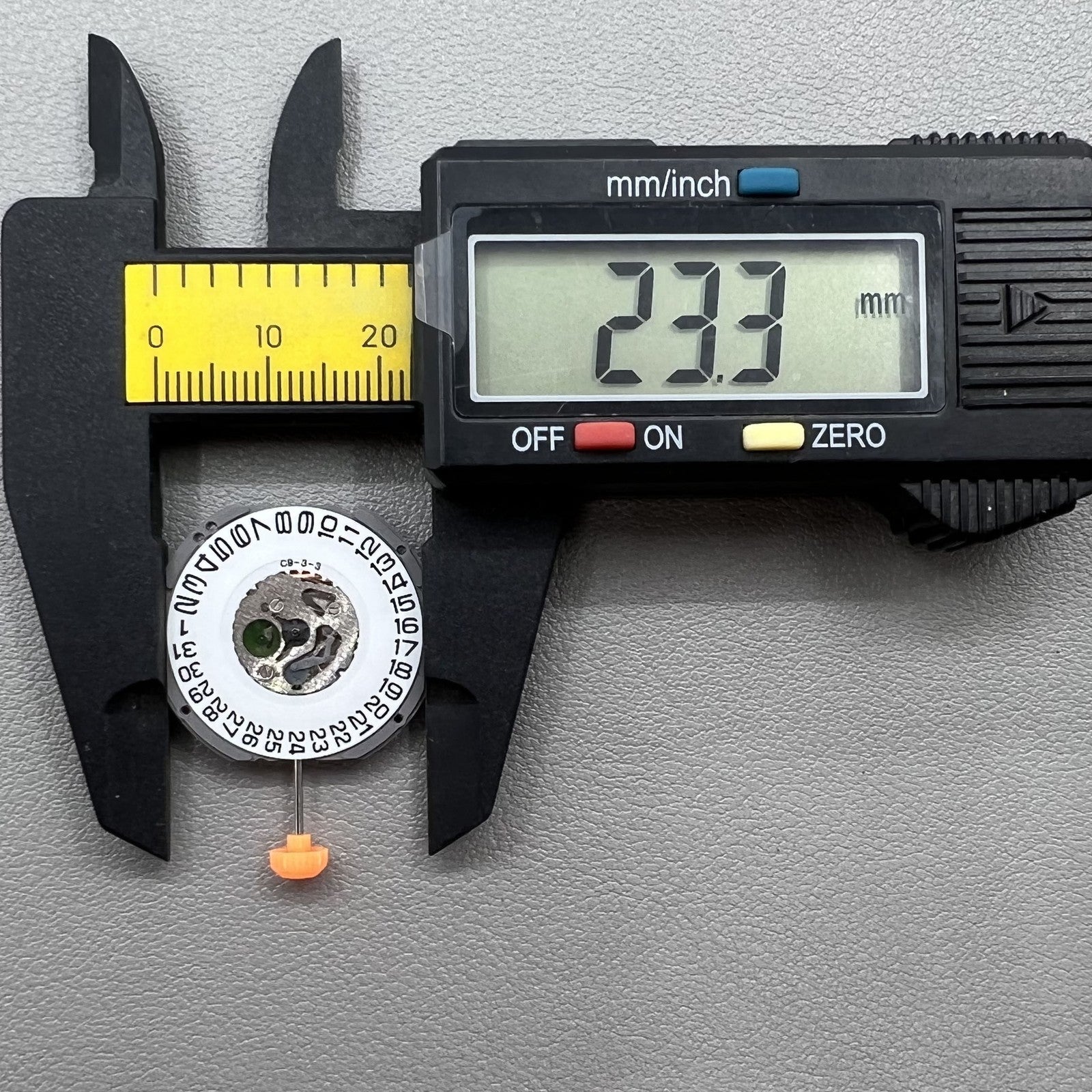 Japan Miyota 1S13 quartz watch movement showing date at 3 o?clock, reliable timekeeping for watch accessories.