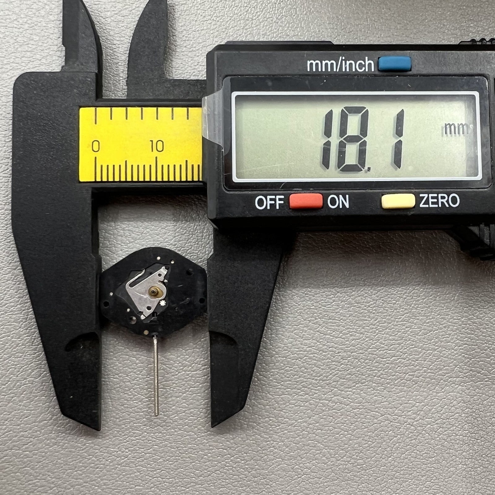Swiss ISA 638 quartz watch movement with 3 hands, no calendar, precise timekeeping by ISA for watch accessories.