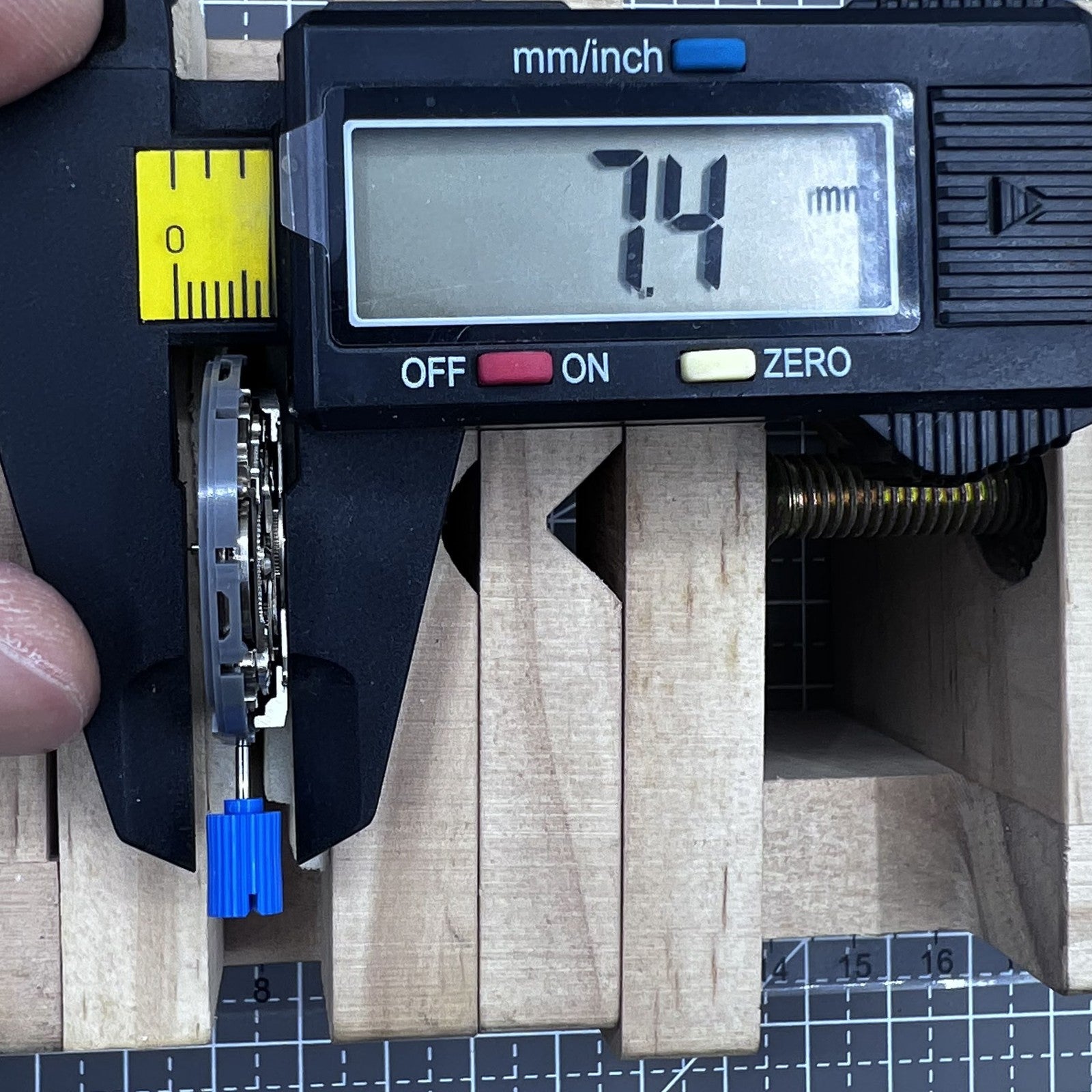 Seiko NH35 automatic watch movement featuring a white dial for precise and reliable timekeeping.