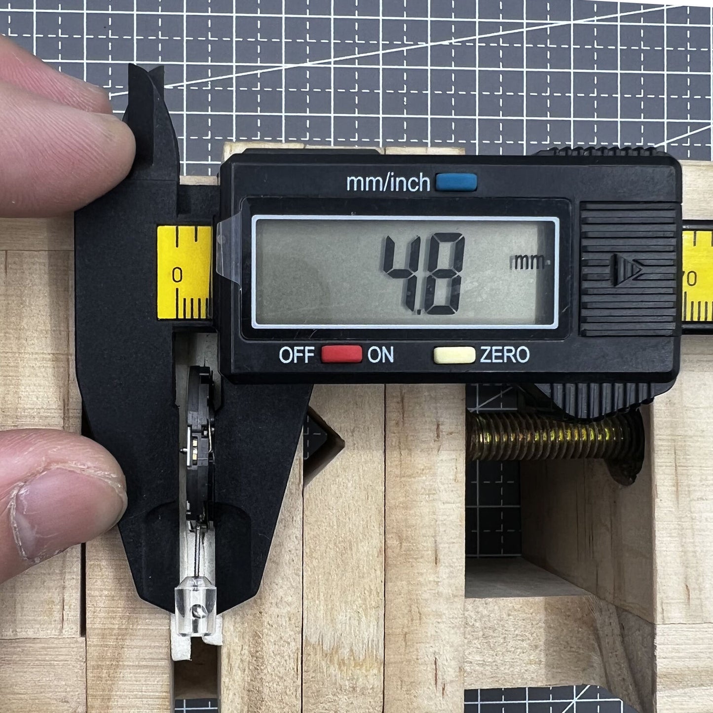 6EC1 watch quartz movement with date display at 3 o'clock, precise timekeeping by 6EC1 brand.