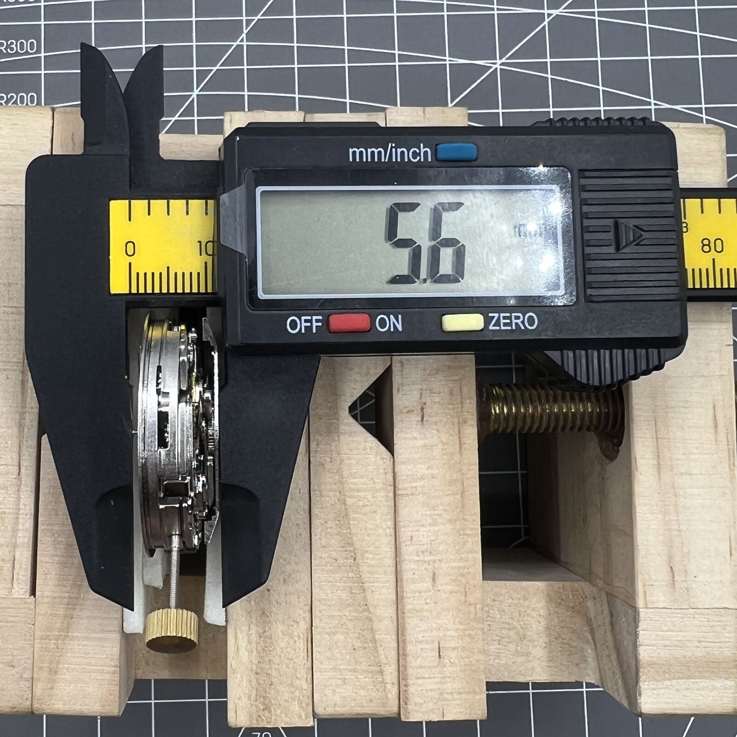 Dandong 7750 7753 automatic watch movement with single calendar at 6 o'clock for precise timekeeping.