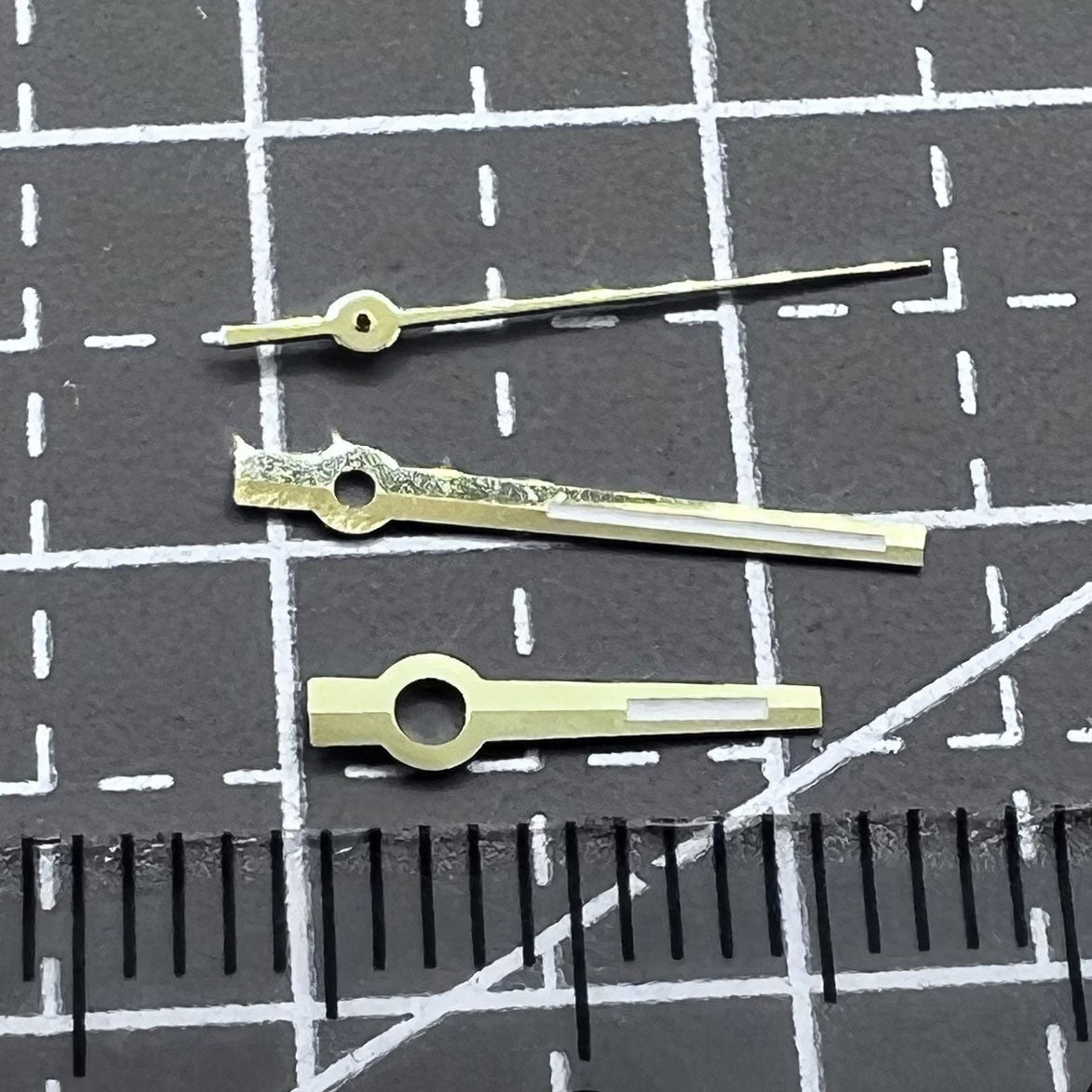 2 Sets/Packung Modifizierte Dayjust-Zeiger mit goldenem Rand und blauer Leuchtmasse für NH35 NH36-Uhrwerk
