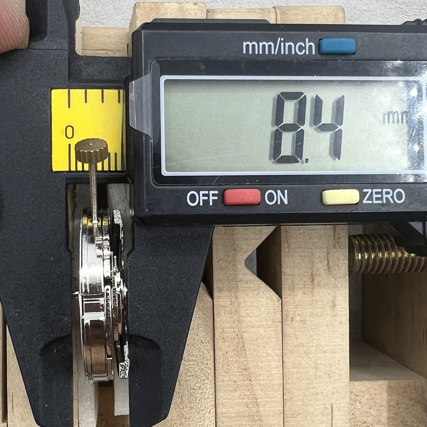 Dandong 7120 3 Zeiger Einzelkalender Automatisches mechanisches Uhrwerk