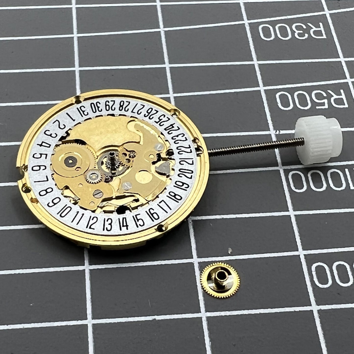 Mouvement à quartz <tc>ETA</tc> 256.111 V8, remplacement du <tc>ETA</tc> 256.141, cadran blanc, 3 aiguilles