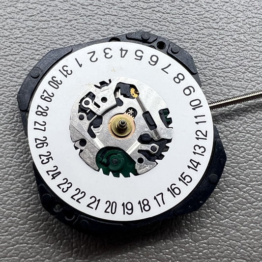 Japan V722C quartz watch movement showing 3 hands and single calendar date at 6 o'clock for precise timekeeping.