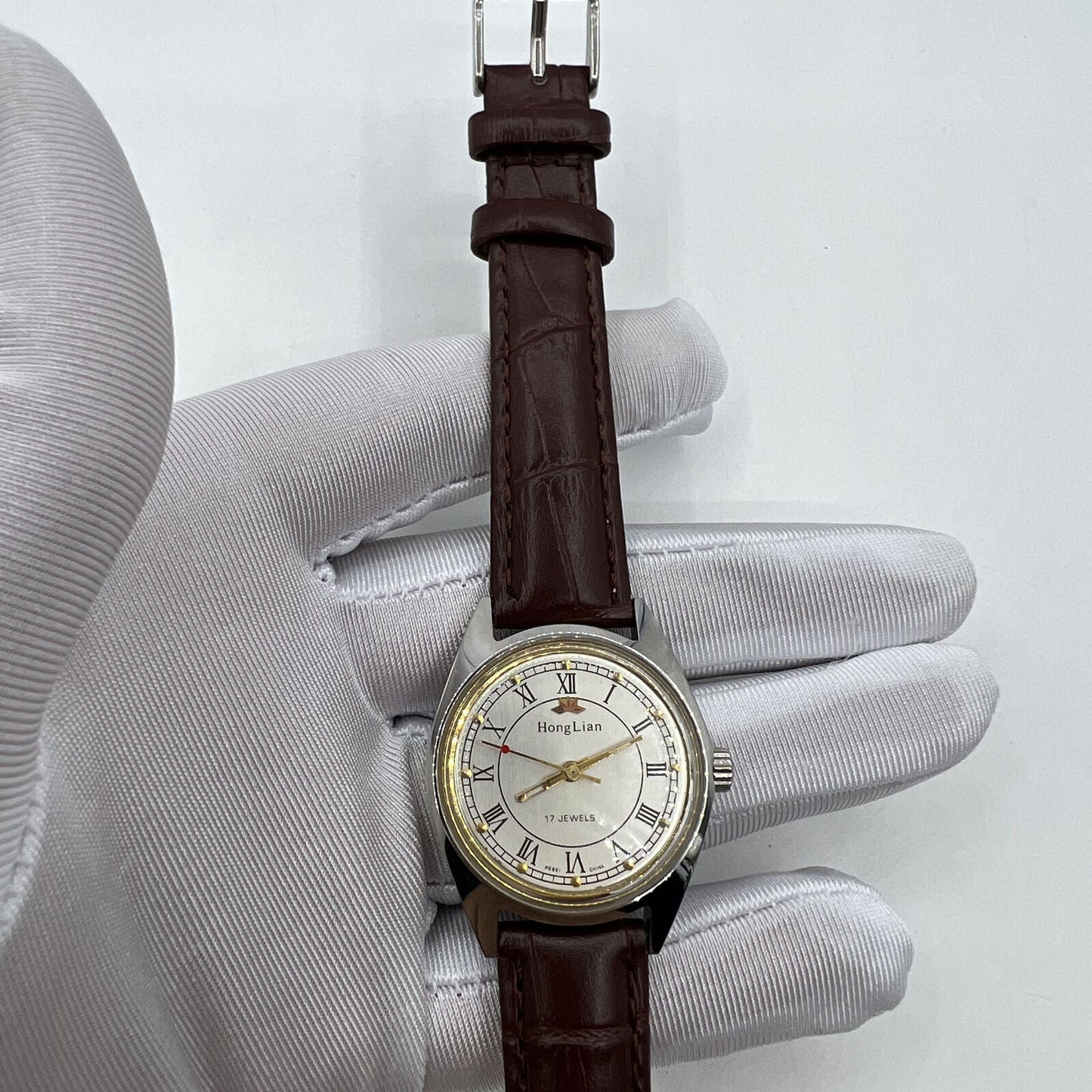 HONGLIAN 32mm manual mechanical watch featuring 17 jewels and Roman numerals in an elegant classic design.