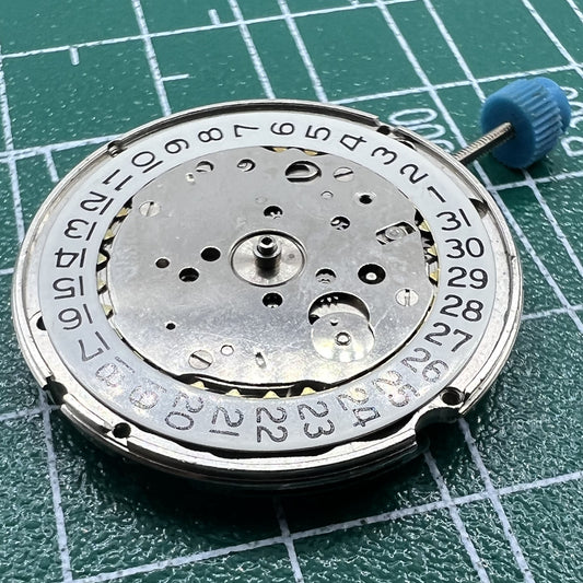 Swiss Made ETA 963.116 quartz watch movement with single calendar at 3 o'clock for watch accessories.