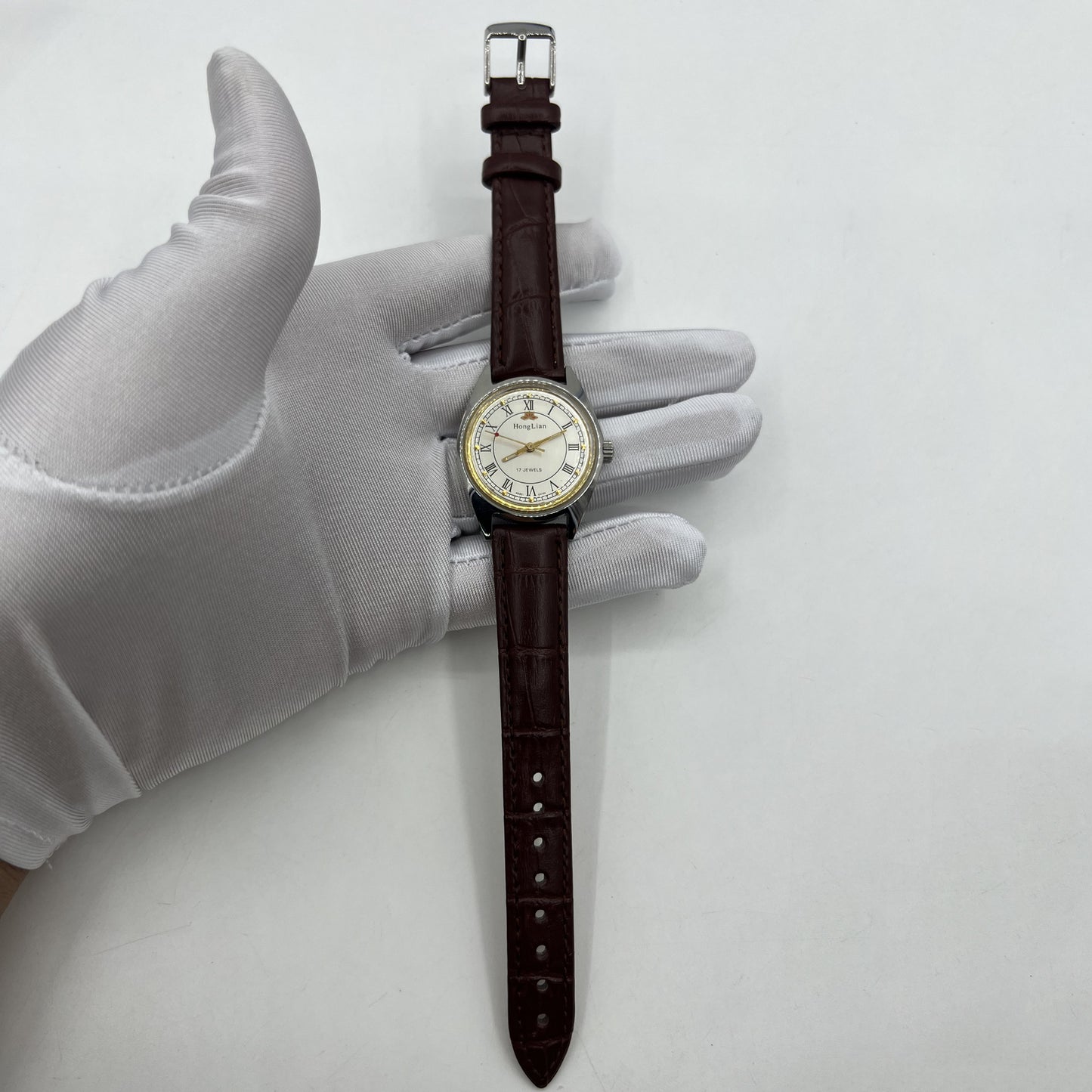 HONGLIAN 32mm manual mechanical watch with 17 jewels, Roman numerals, elegant design from China.
