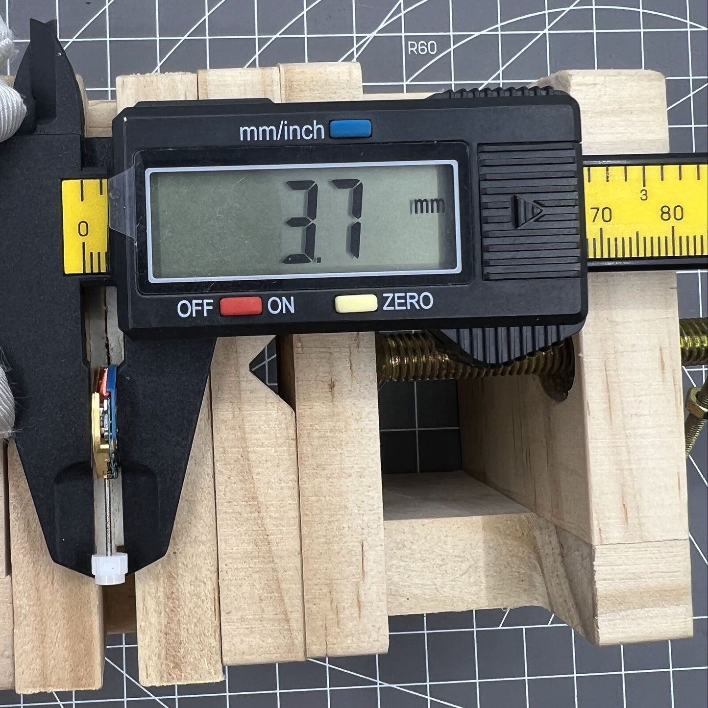 Swiss Made ETA579.005 quartz movement for watch accessories, ensuring accurate 2/3-hand time display.