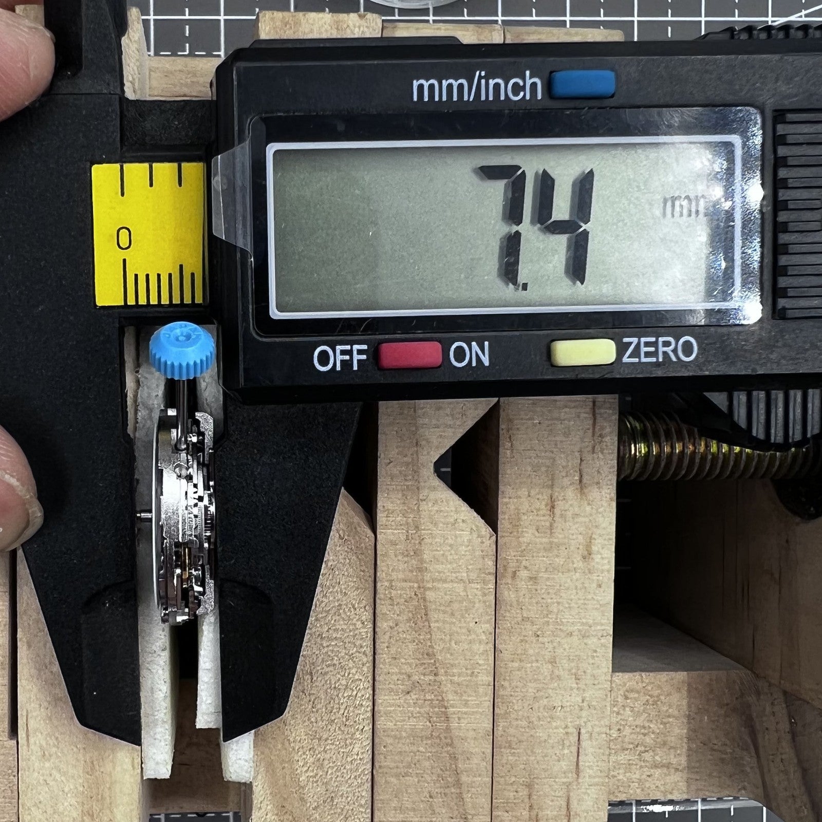 Japan Miyota 6T15 automatic watch movement showing single calendar, reliable mechanical precision by Miyota.