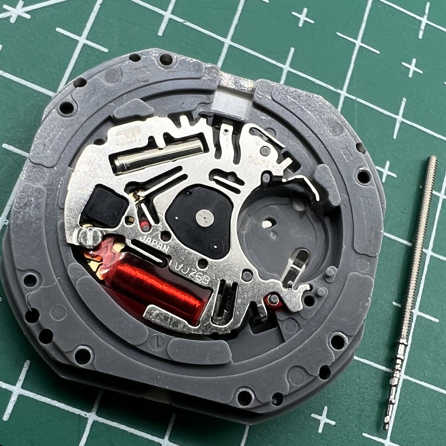 Hattori Epson TMI VJ76 quartz watch movement showing date display at 6 and 12, Japan made.