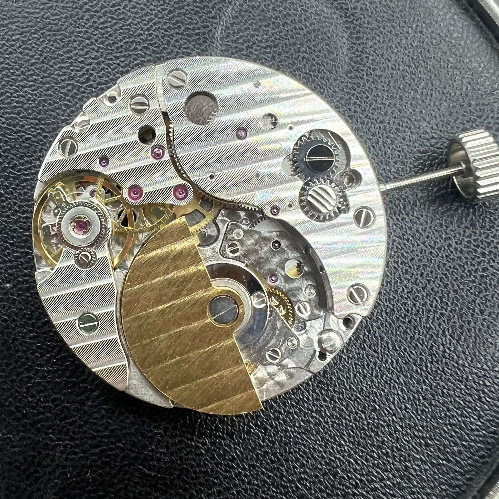 Hangzhou Golden Rotor mechanical watch movement with single calendar and detailed gear mechanism.