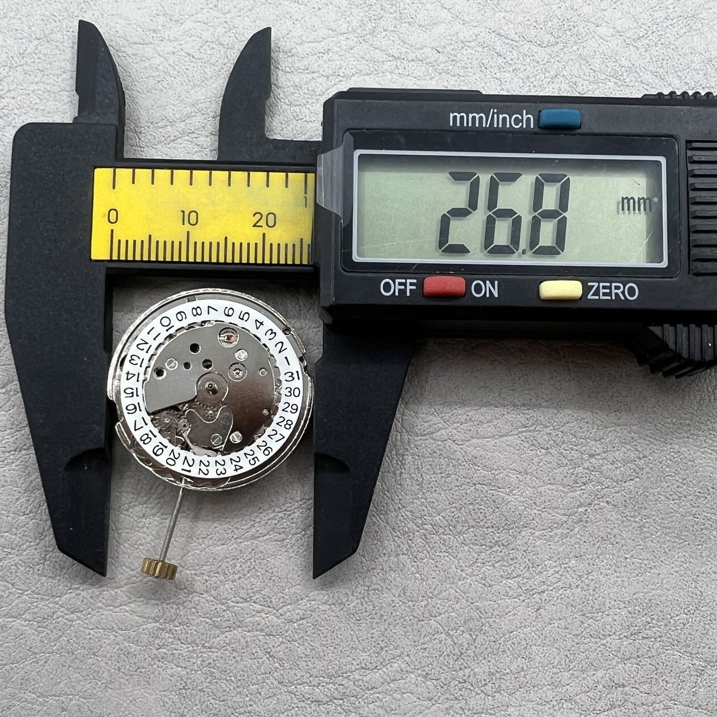 Dandong 7120 3 Zeiger Einzelkalender Automatisches mechanisches Uhrwerk