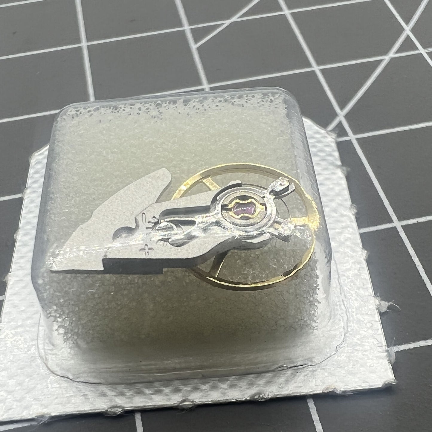 Balancier complet en argent sculpté avec attelle générique pour mouvement ETA2892A2