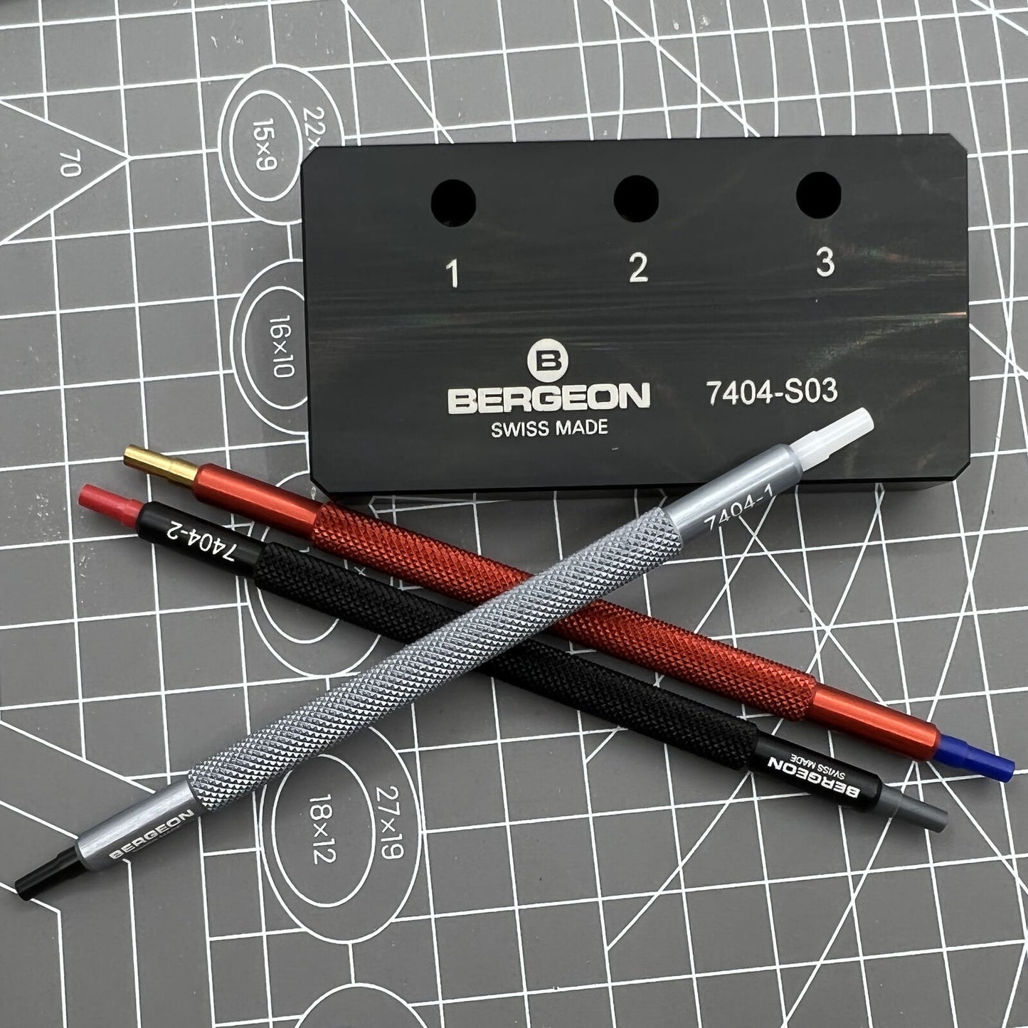 Outils de montage d'aiguilles de montre Bergeon 7404-S03 (lot de 3) avec base, fabrication suisse