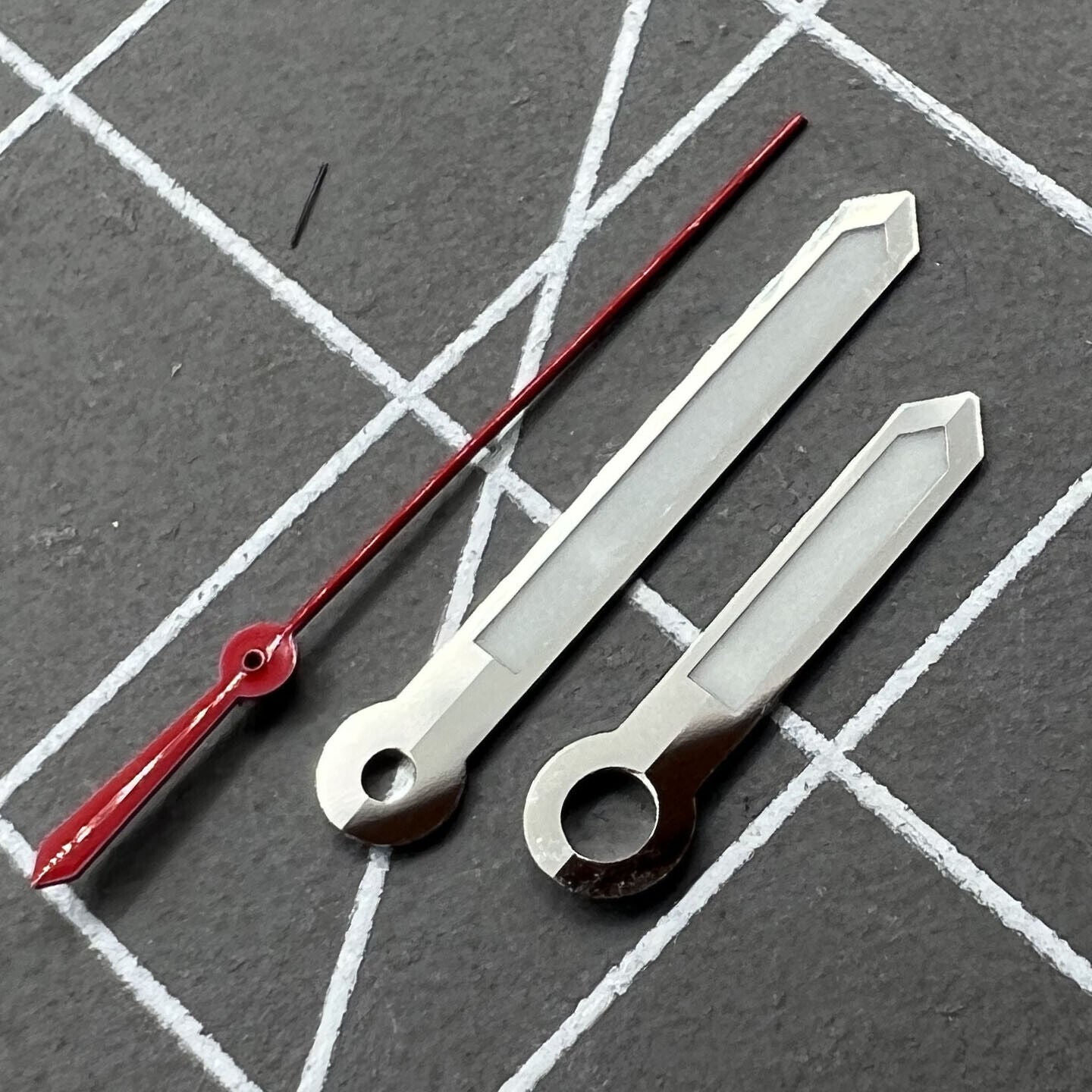13 mm silberner Rand, Uhrzeiger, roter Sekundenzeiger, grüne Leuchtmasse für NH35 NH36 7S26 7S36