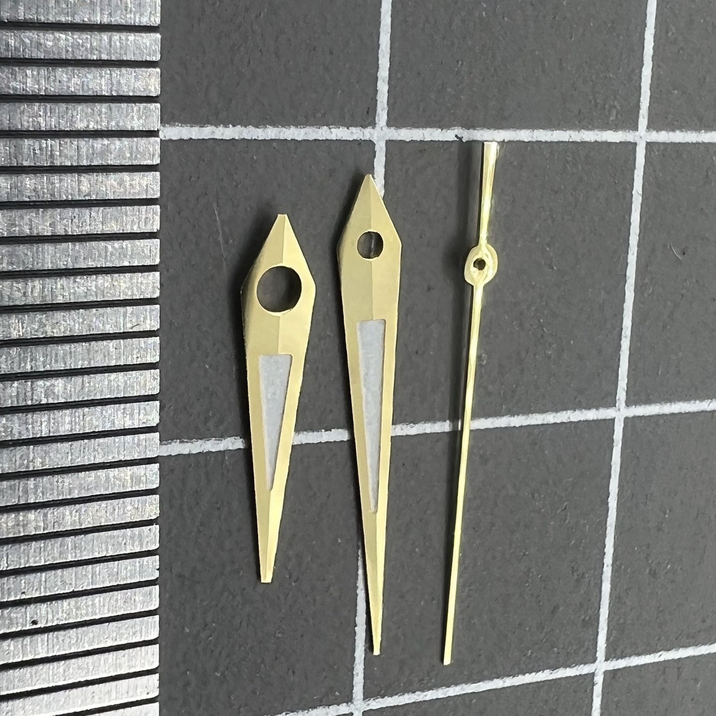 Arrow-shaped golden trim watch hands with lume, 14mm, for Miyota NH35/NH36/NH38.