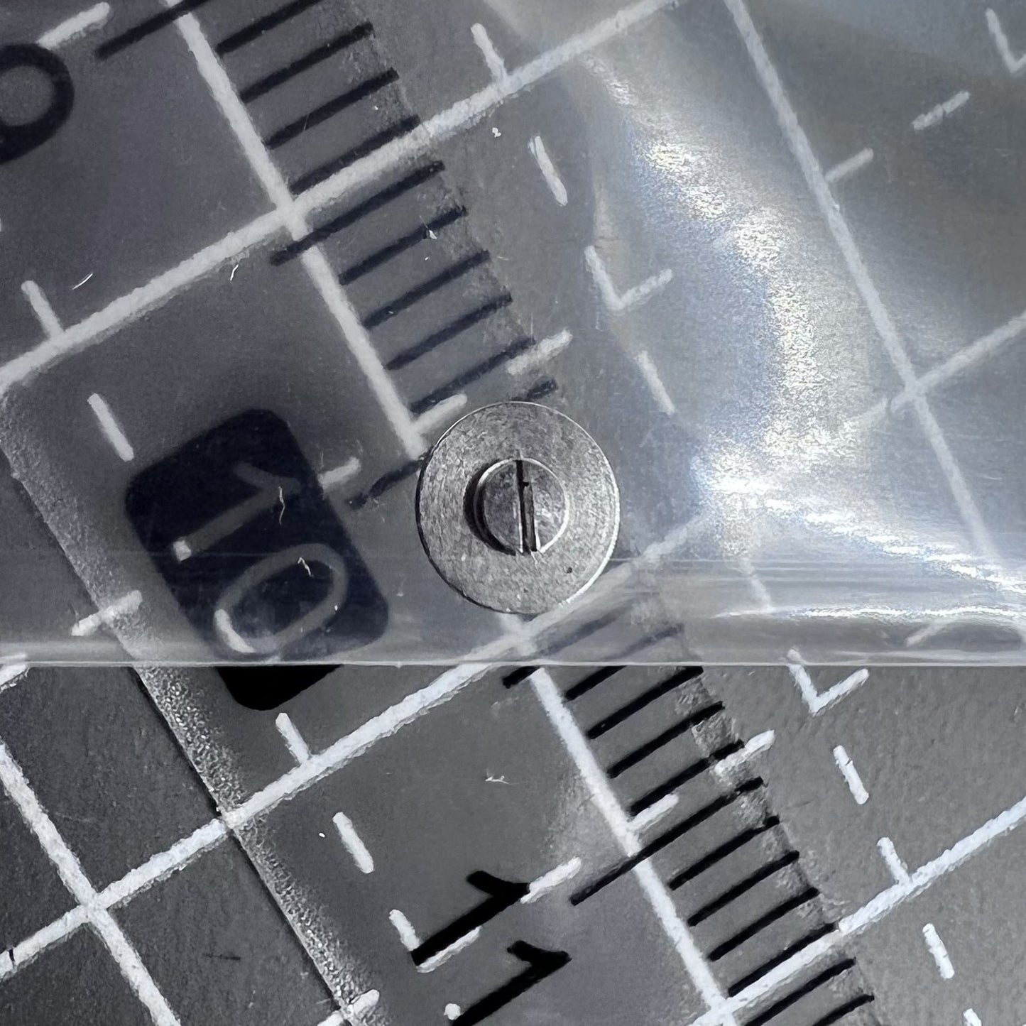 2 Stück Original Schrauben für Uhrwerk Ratschenrad ETA C07.111 Bewegung