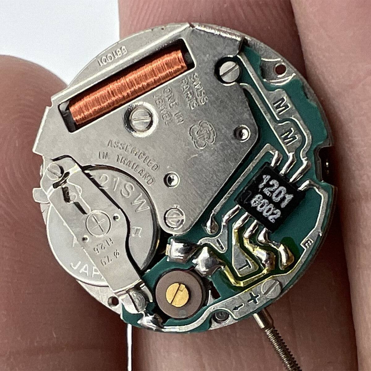 Swiss ETA 581.001 quartz watch movement with 2 hands, precision repair part for timepieces.