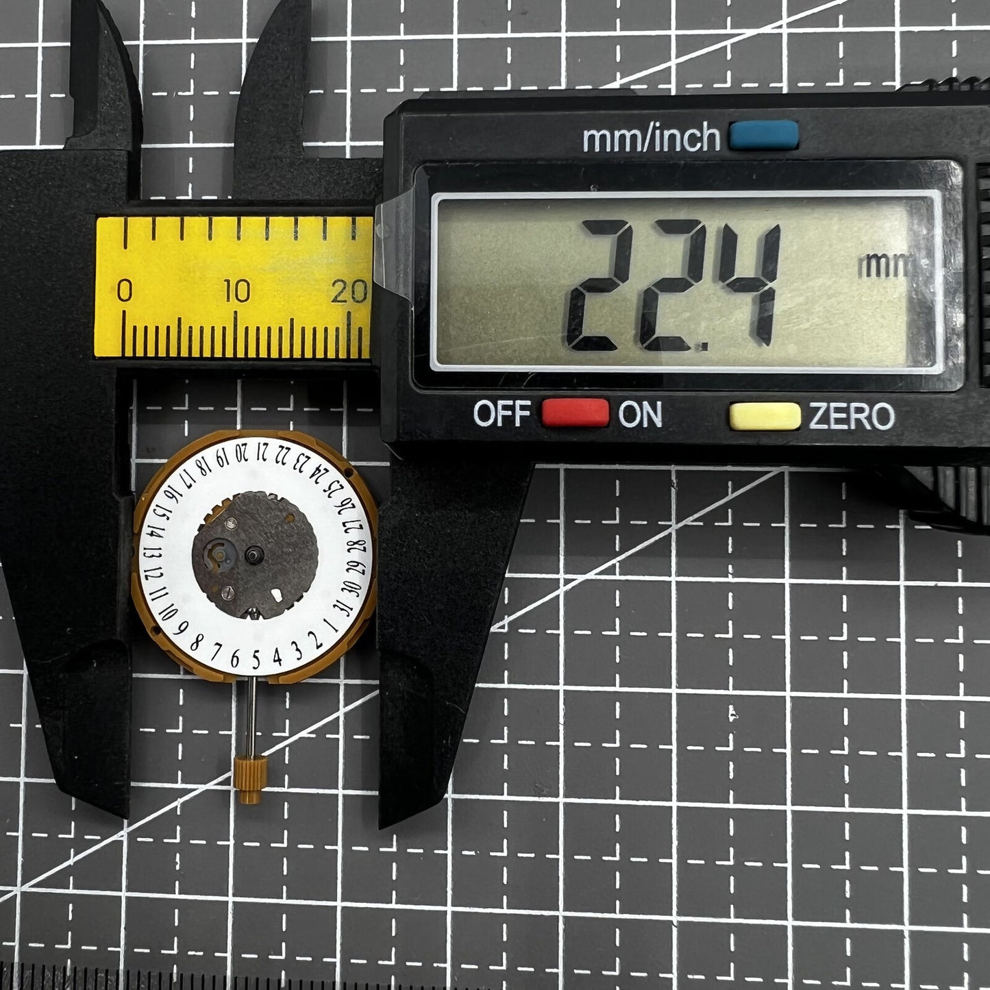 Miyota GM15 Japan Quartz Movement Date at 6 Movement