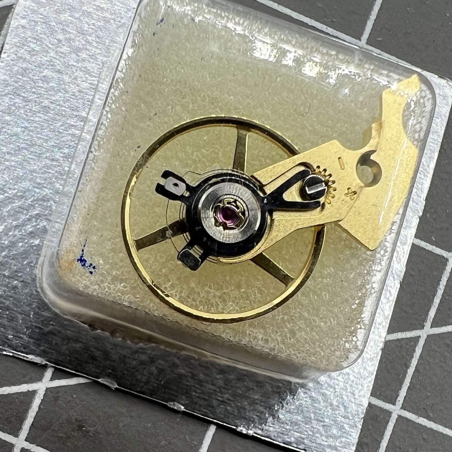 Attelle de balancier de montre dorée sans veines pour mouvement <tc>ETA</tc> 2824 2836