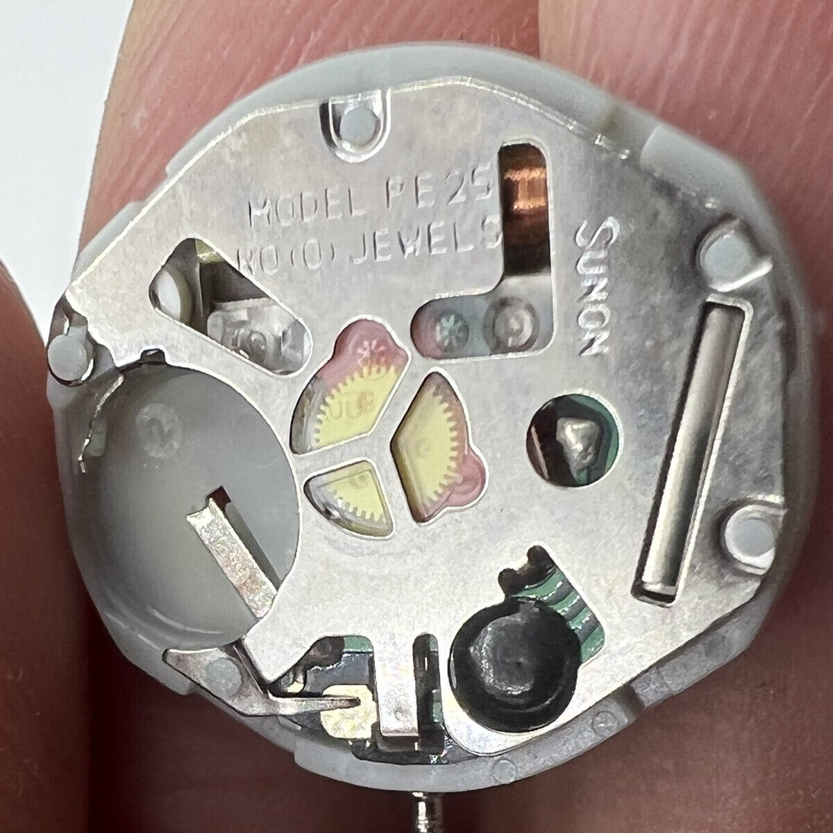 Sunon PE25 quartz watch movement with 3 hands, date display at 3 o'clock, for precise timekeeping.